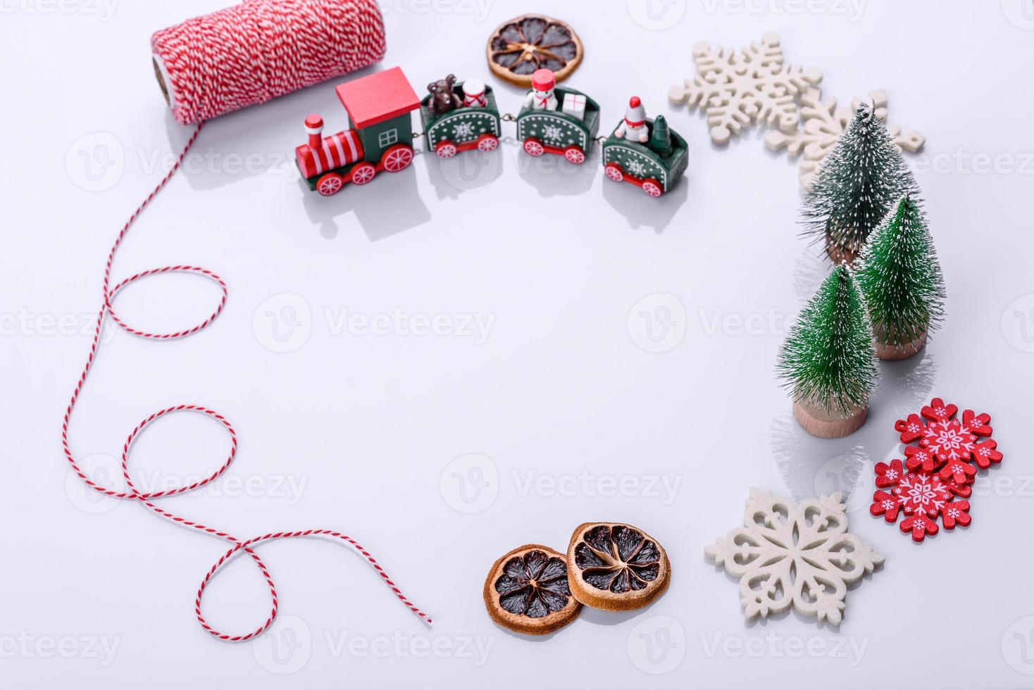 elementen van Kerstmis landschap, speelgoed, peperkoek en andere Kerstmis boom decoraties foto