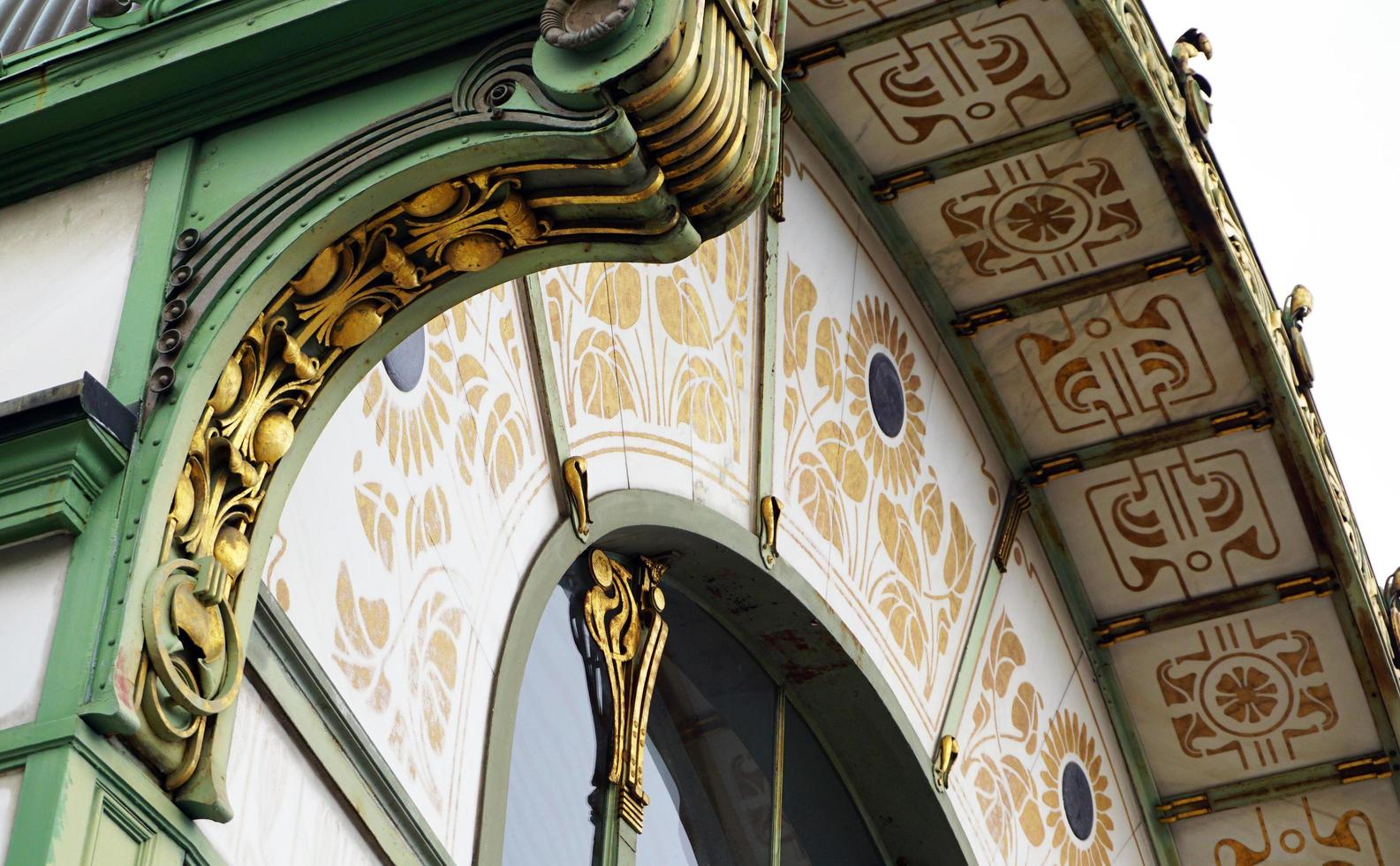 historisch metro trein station architectuur kunst deco stijl in Wenen ontworpen door otto wagner foto