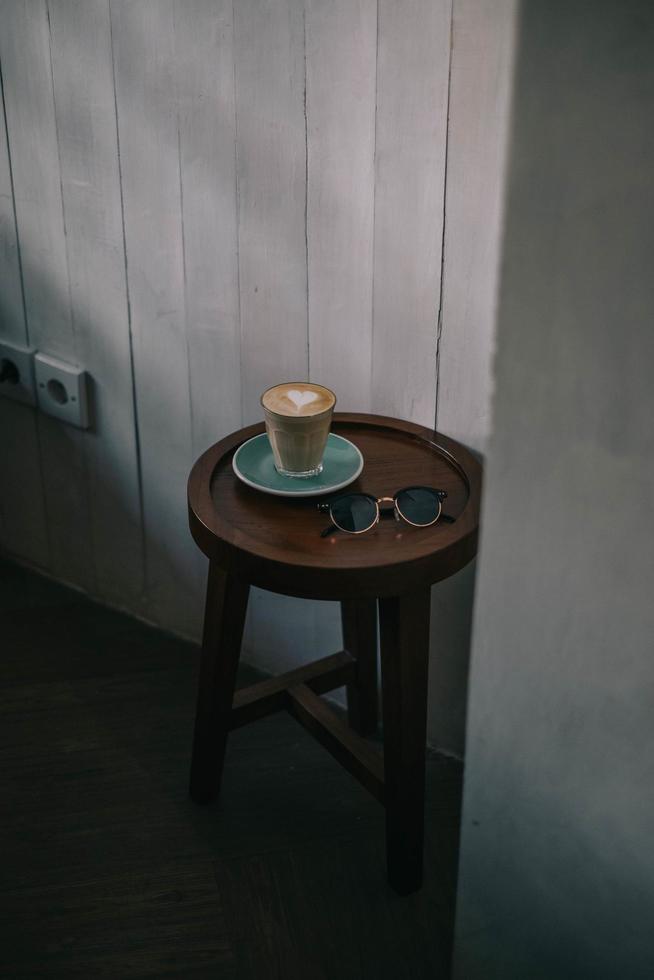 latte op ronde tafel met zonnebril foto