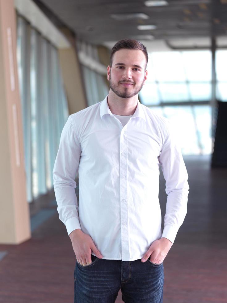 portret van jong bedrijf Mens met baard Bij modern kantoor foto