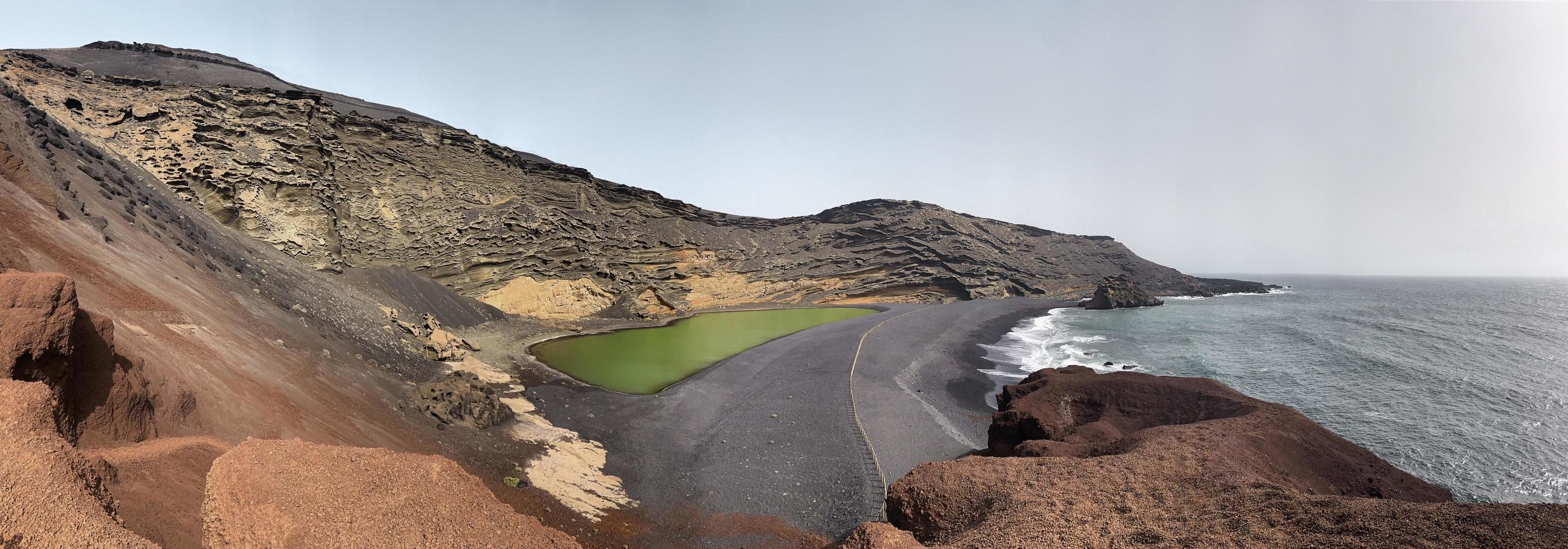 zwart zandstrand overdag foto