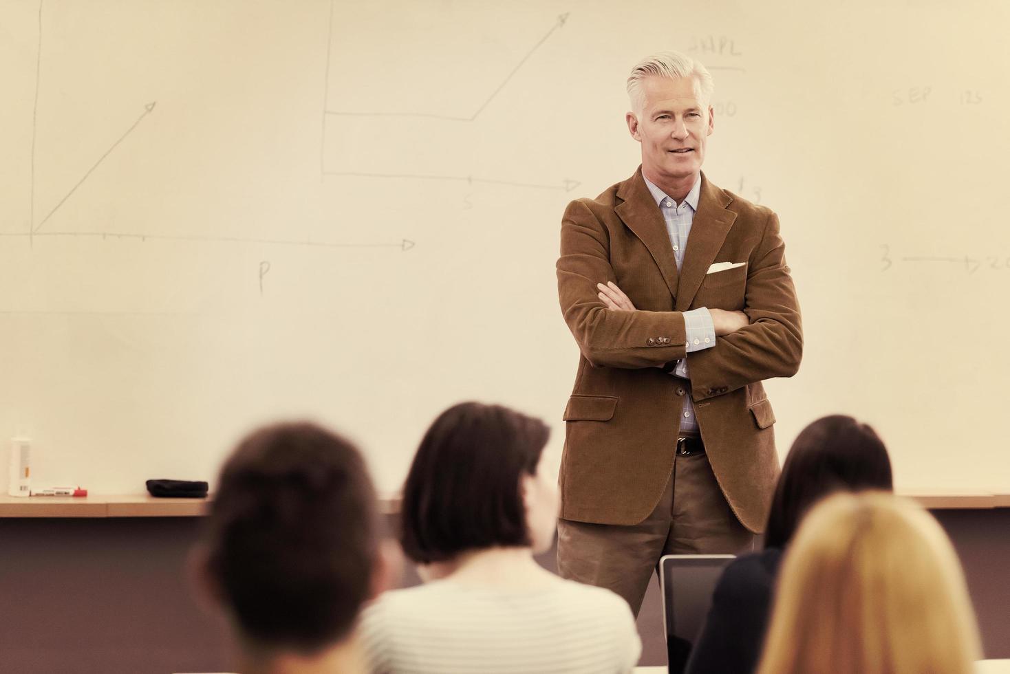 leraar met een groep van Hoi school- studenten in klas foto