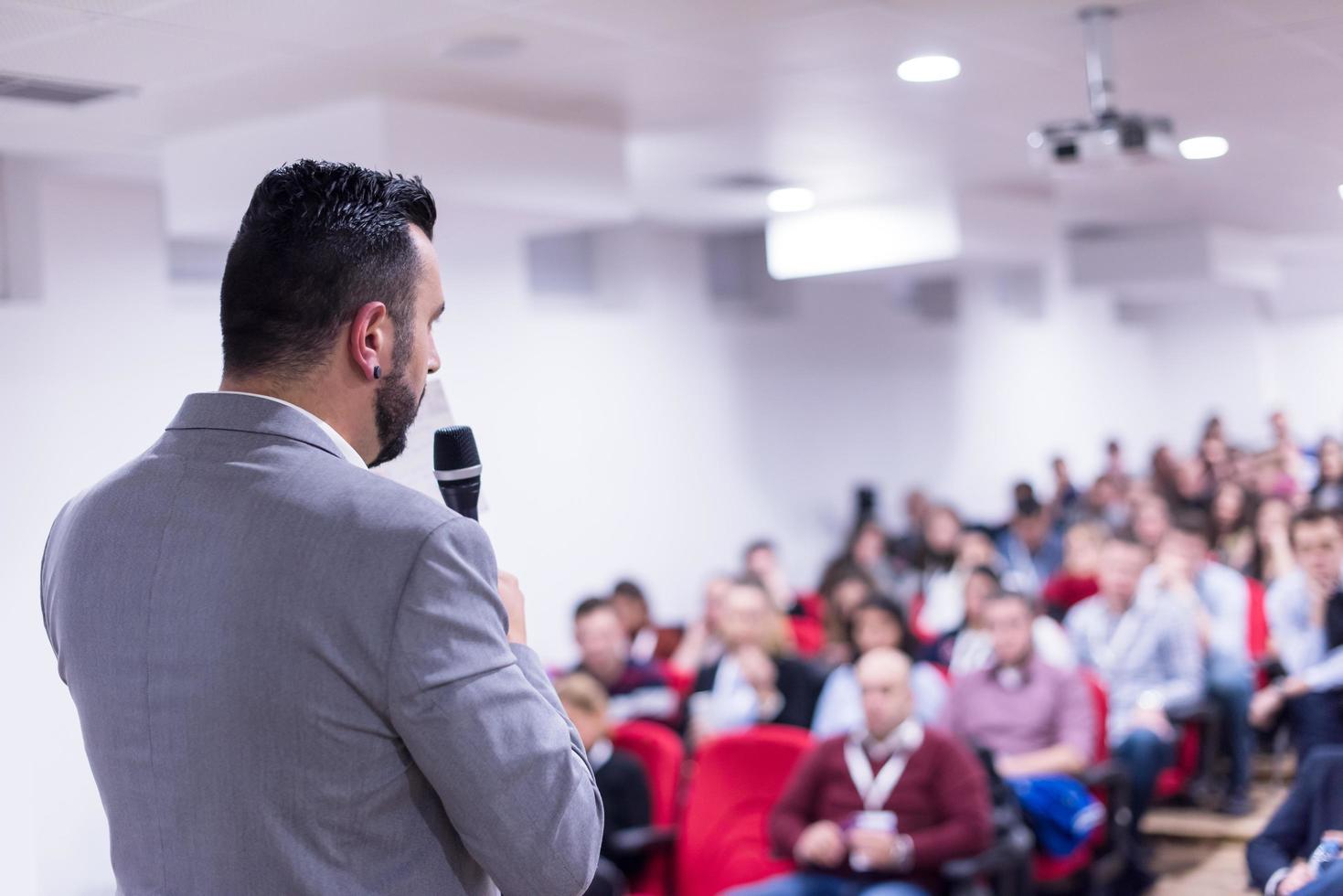 geslaagd zakenman geven presentaties Bij conferentie kamer foto