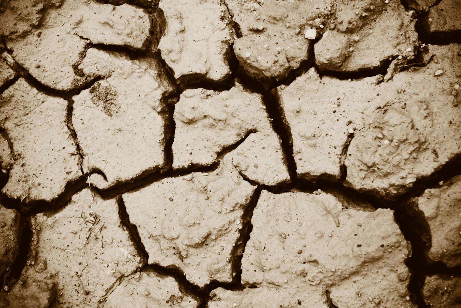 scheuren van de droog bodem in dor seizoen dor bodem , gebarsten aarde structuur van grond gebroken en ruw oppervlakte modder klei foto