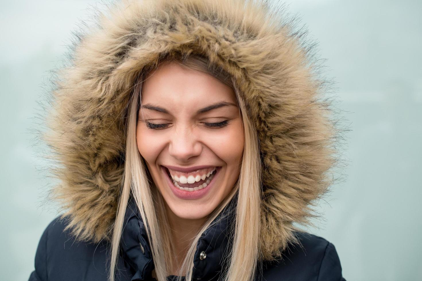 portret van jong blond meisje vervelend winter jasje foto