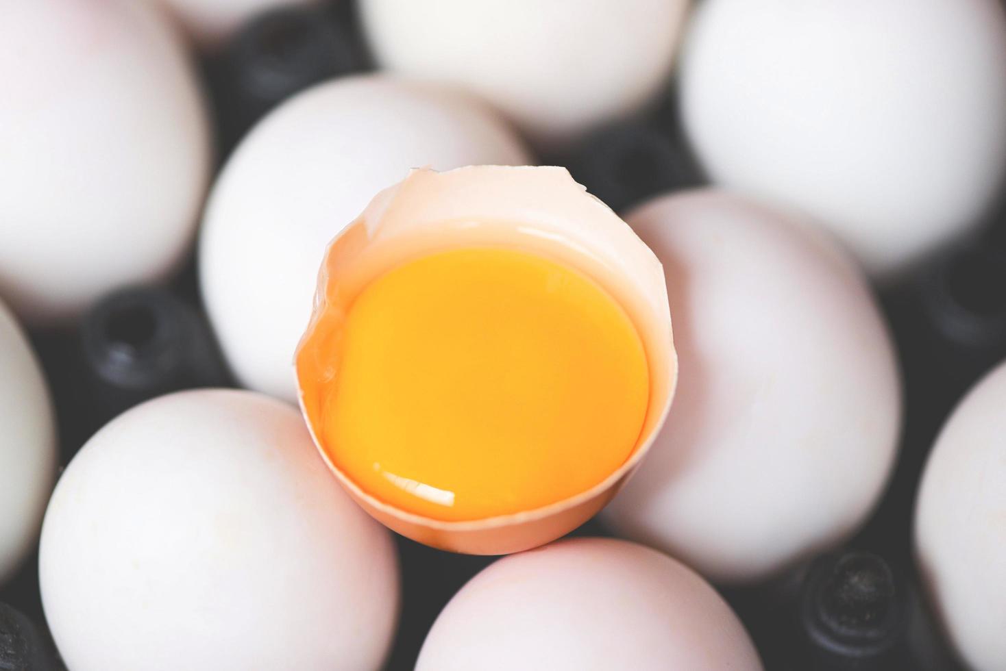 vers gebroken ei dooier - kip eieren en eend eieren verzamelen van boerderij producten natuurlijk in doos gezond aan het eten concept foto