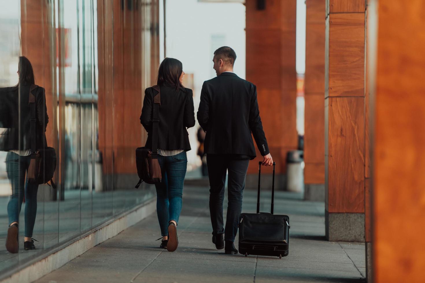 bedrijf Mens en bedrijf vrouw pratend en Holding bagage op reis Aan een bedrijf reis foto