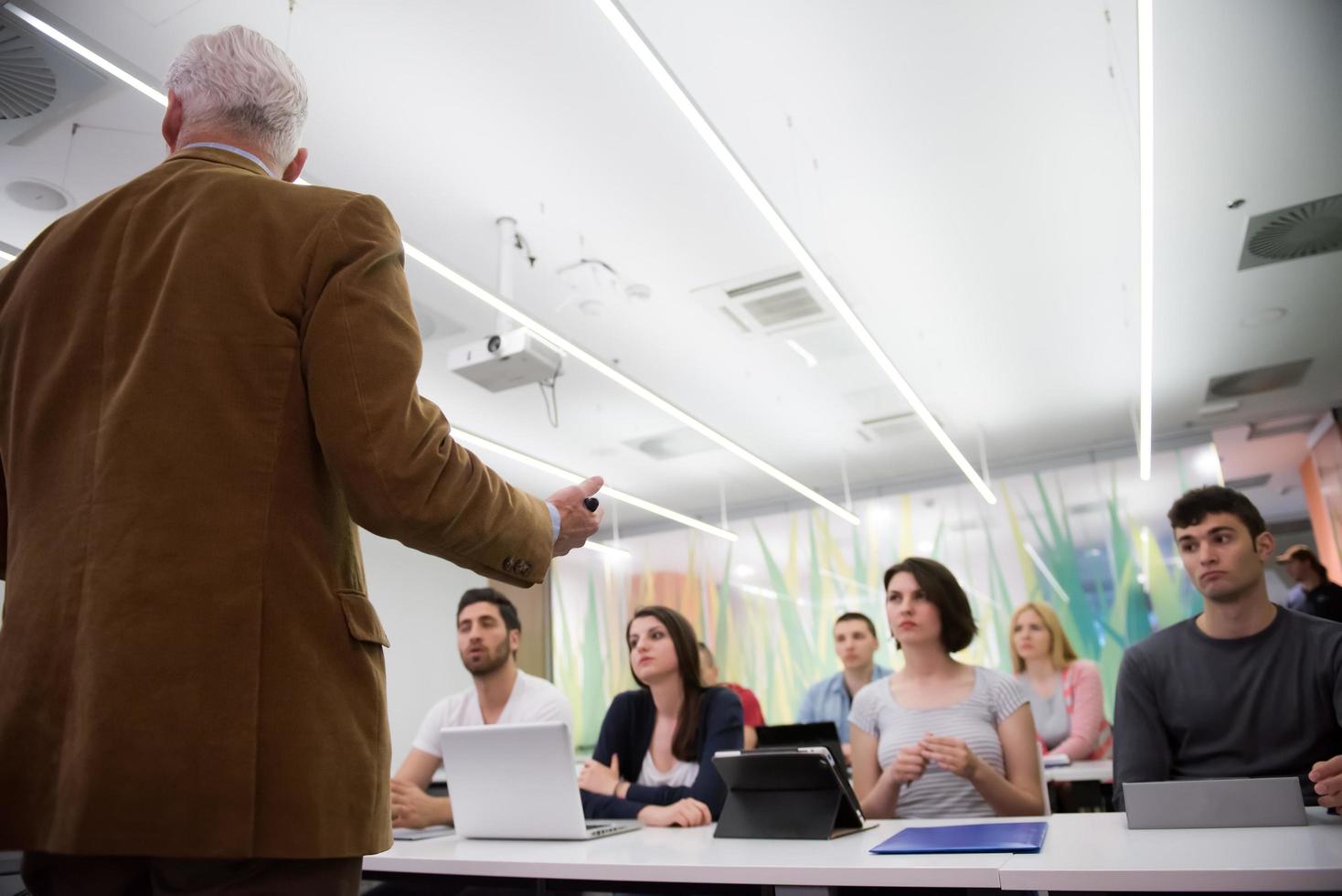 leraar met een groep van studenten in klas foto