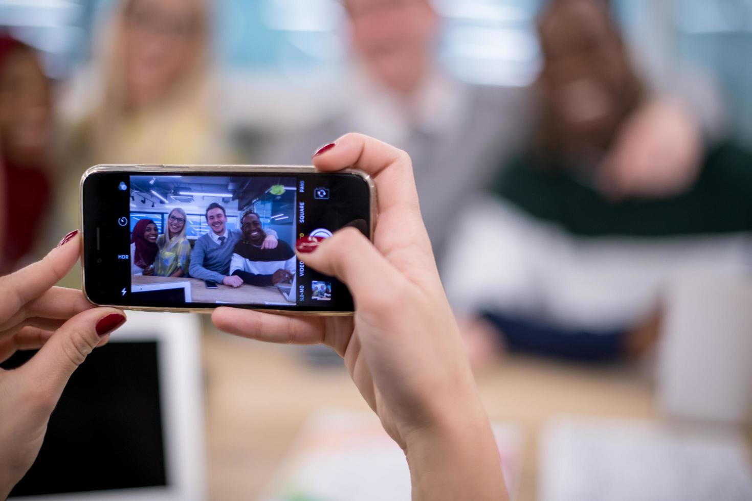 zakenvrouw gebruik makend van mobiel telefoon voor nemen foto