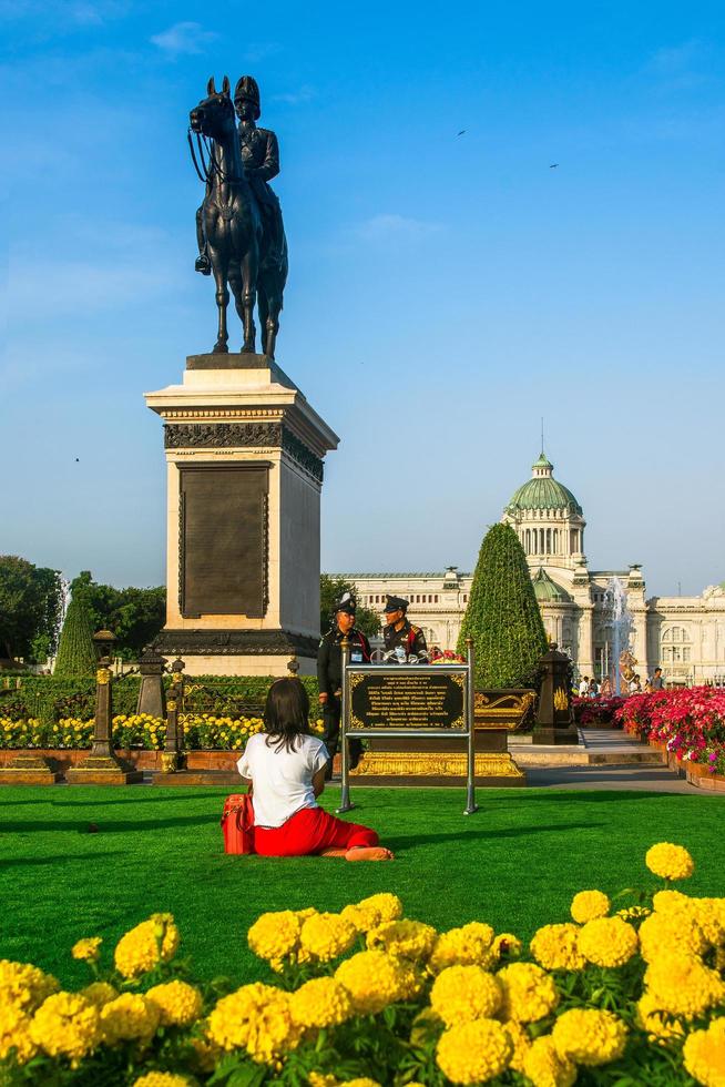 Bangkok, Thailand - december 24, 2018 - mensen met Thais oude kostuum in de aun ai rak khlai khwam nao winter eerlijk Bij de Koninklijk plein, gebeld dusit paleis plein of ruiter standbeeld plein foto