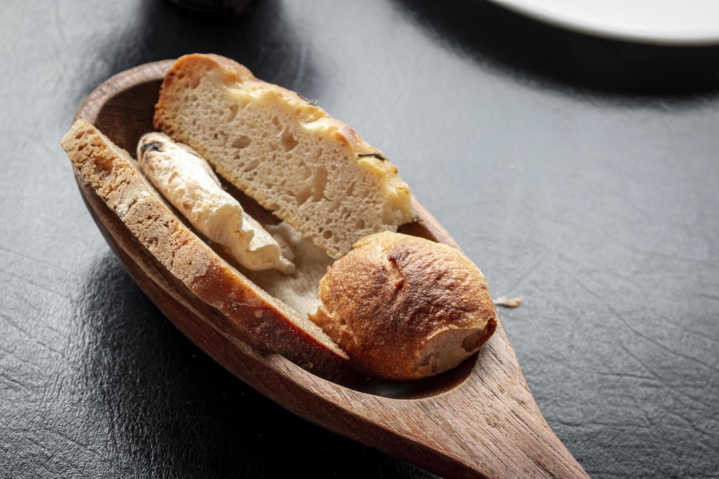 verschillend types van vers brood Aan de tafel, brood, meel en bakkerij foto