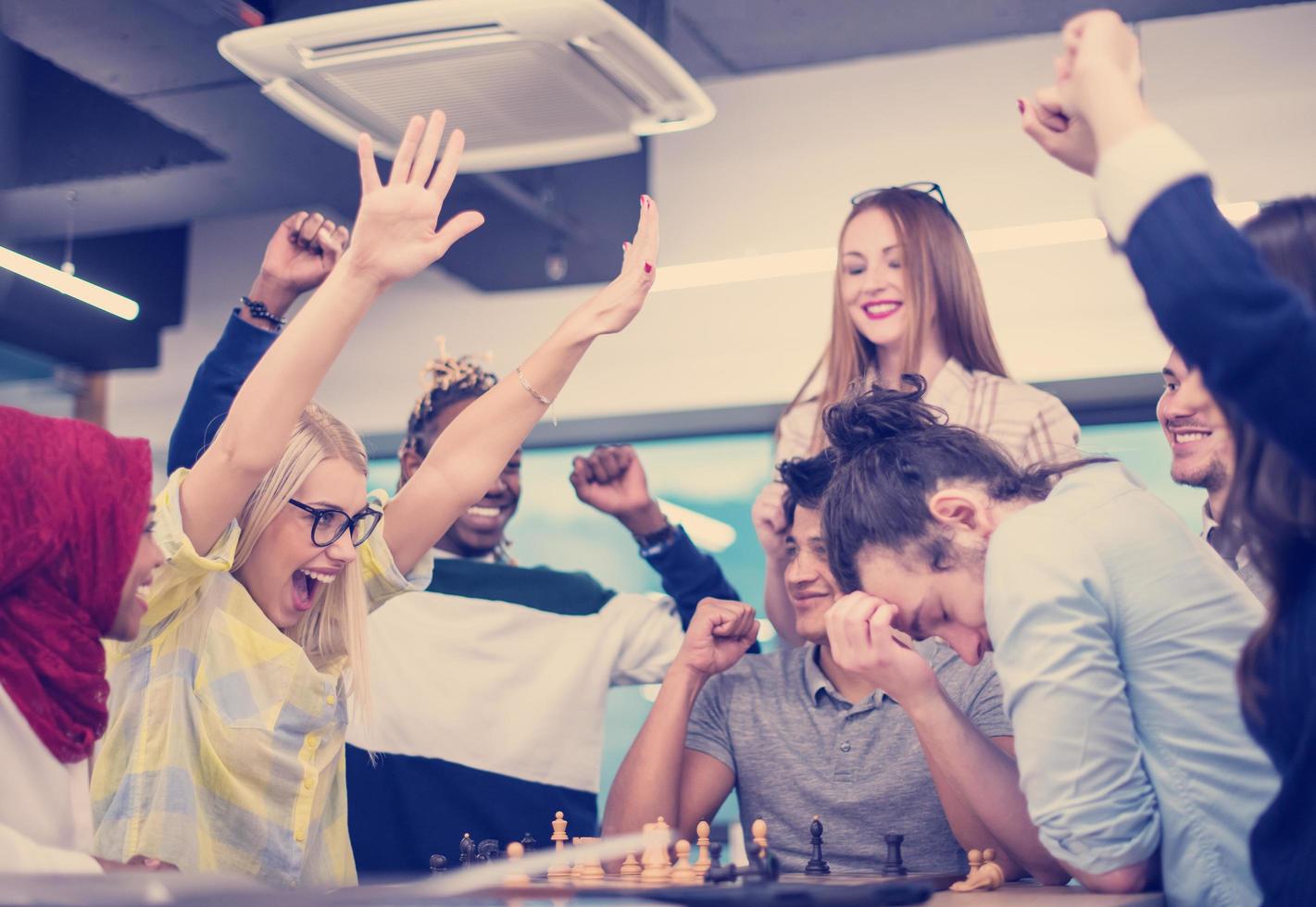 multi-etnisch groep van bedrijf mensen spelen schaak foto