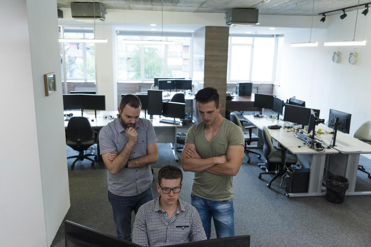 opstarten bedrijf mensen groep werken net zo team naar vind oplossing foto