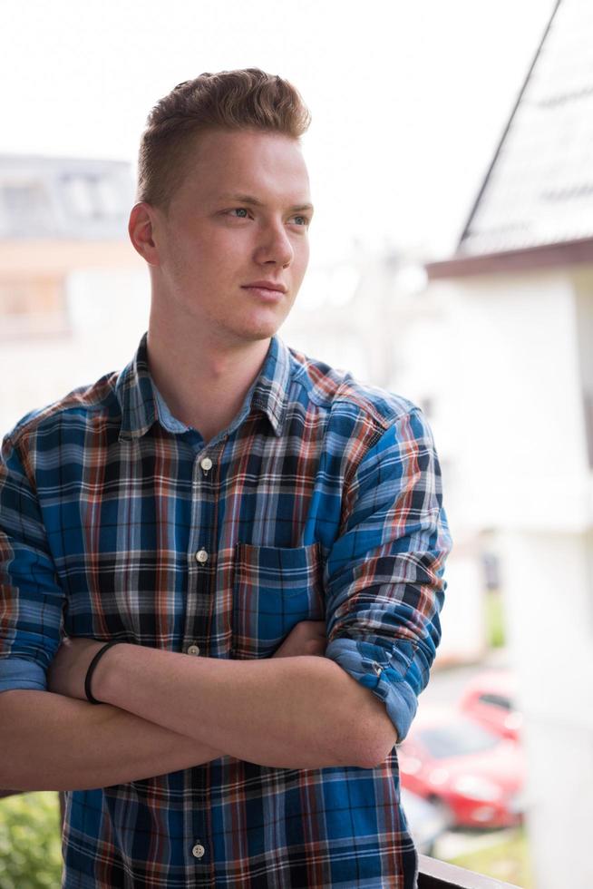 Mens staand Bij balkon foto