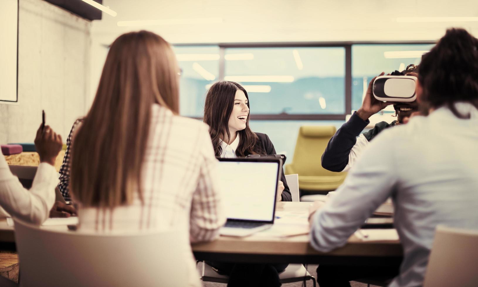 jong multi-etnisch bedrijf team gebruik makend van virtueel realiteit koptelefoon foto