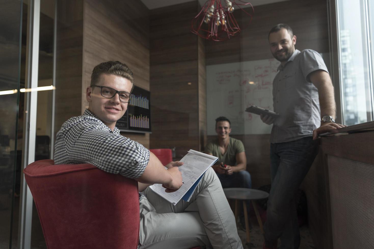 team vergadering en brainstorming in klein privaat kantoor foto