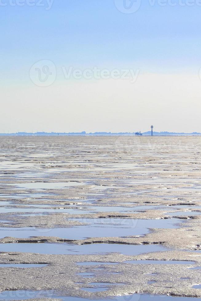 zeegezicht strand wadplaten wandelen Aan de noorden zee kust duitsland. foto