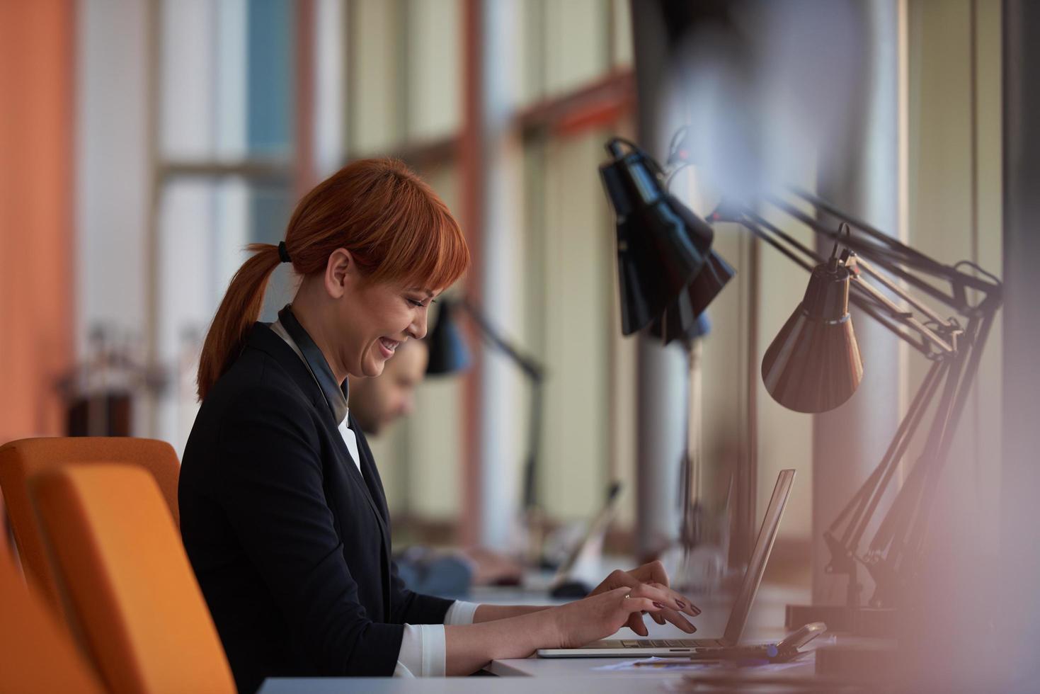 bedrijf vrouw werken Aan computer Bij kantoor foto