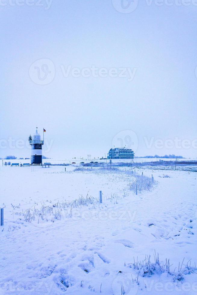 licht huis Bij bevroren dijk sneeuw ijs ijsschotsen glaasje ijs. foto