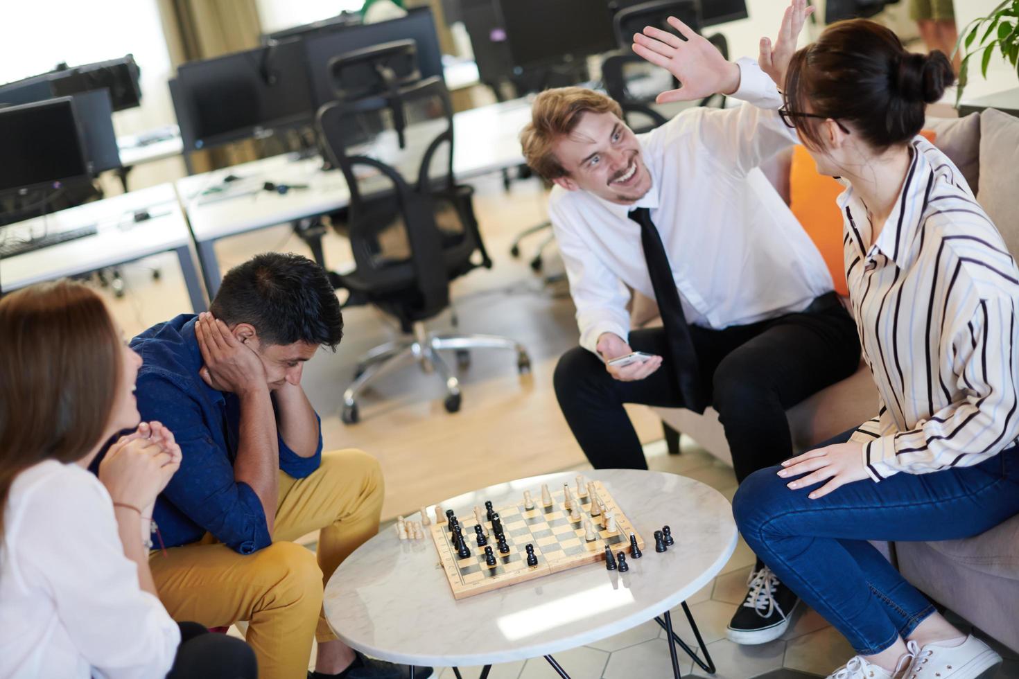 multi-etnisch groep van bedrijf mensen spelen schaak foto