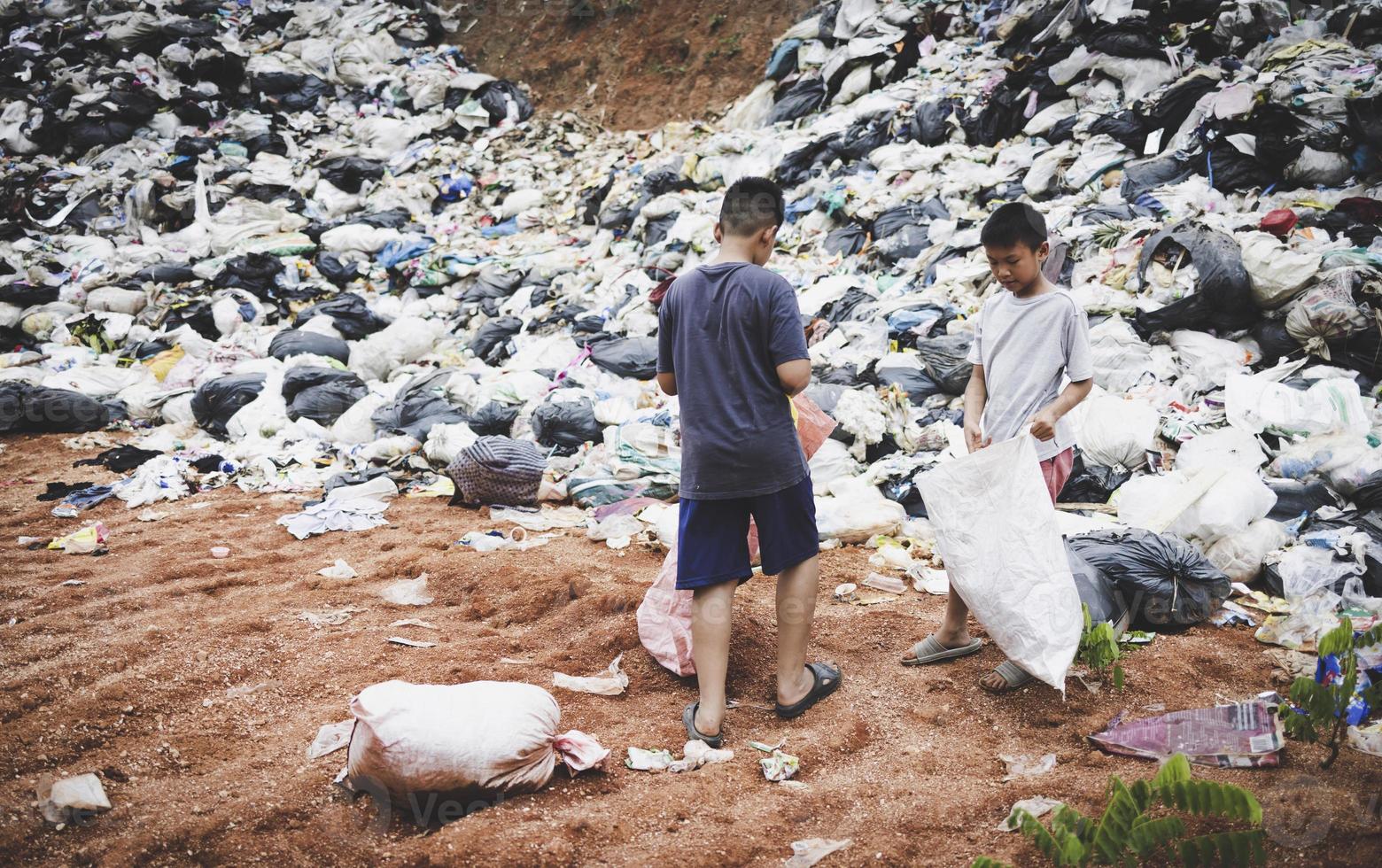 kind wandelen naar vind rommel voor uitverkoop en recycle hen in stortplaatsen, de leeft en levensstijlen van de arm, de concept armoede, kind arbeid en menselijk mensenhandel. foto