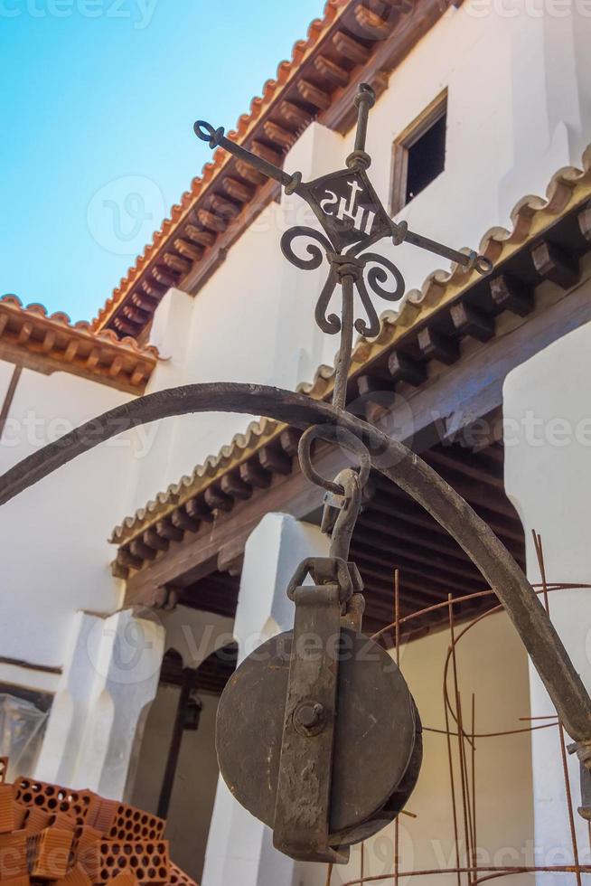 oude katrol van een put in een Spaanse binnenplaats foto