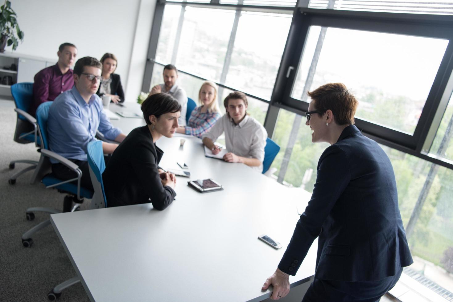 groep van jong mensen vergadering in opstarten kantoor foto