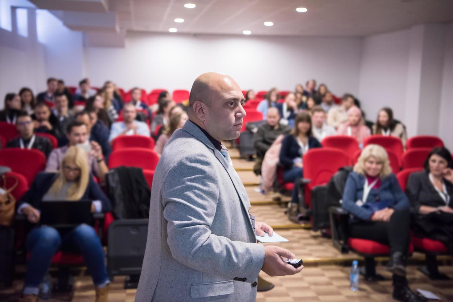 geslaagd zakenman geven presentaties Bij conferentie kamer foto