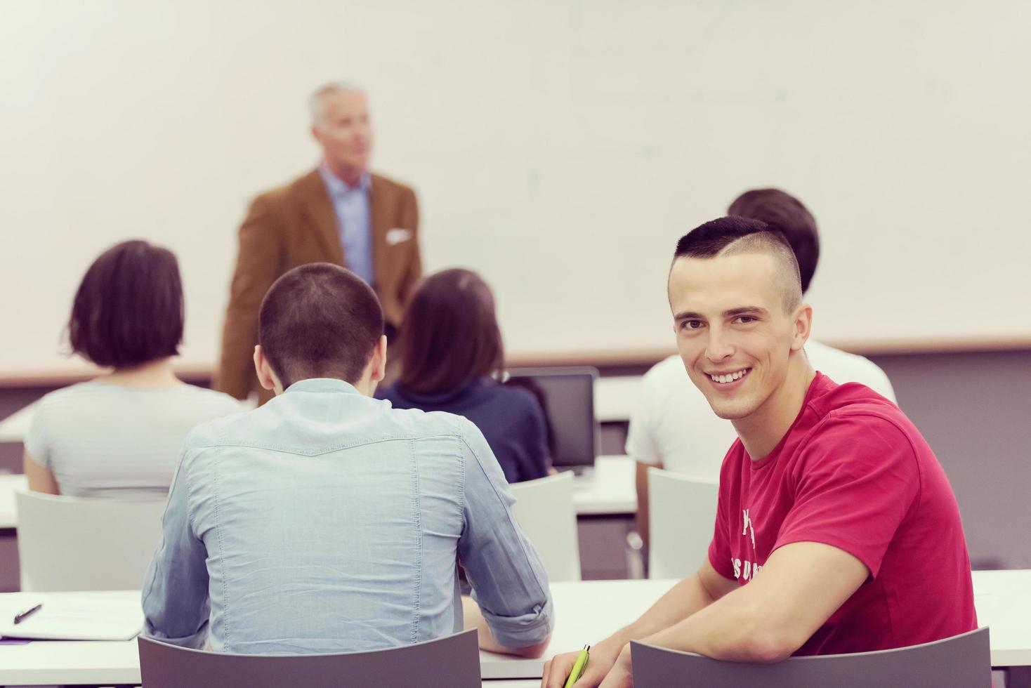 technologie studenten groep in computer laboratorium school- klas foto