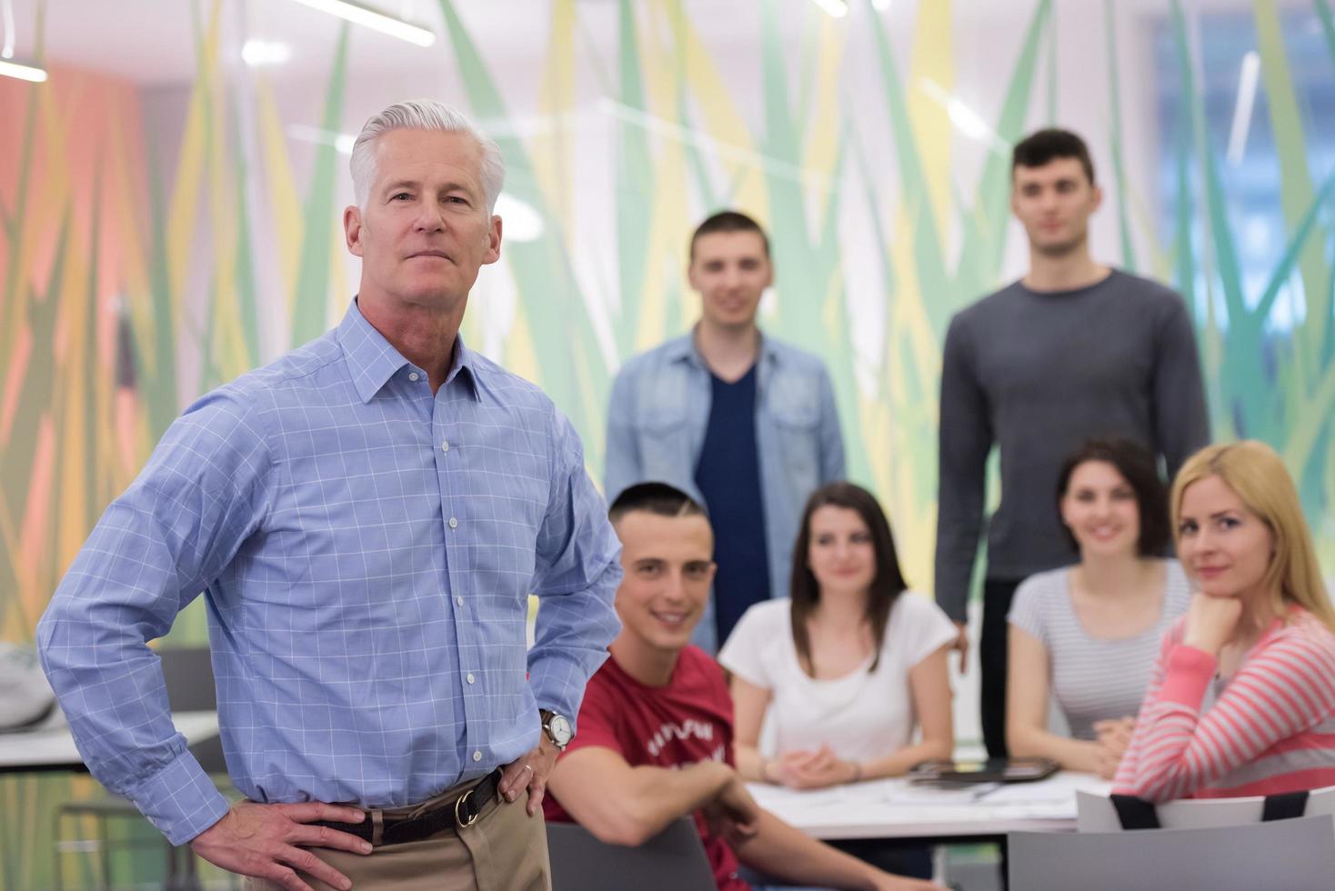 portret van leraar met studenten groep in achtergrond foto