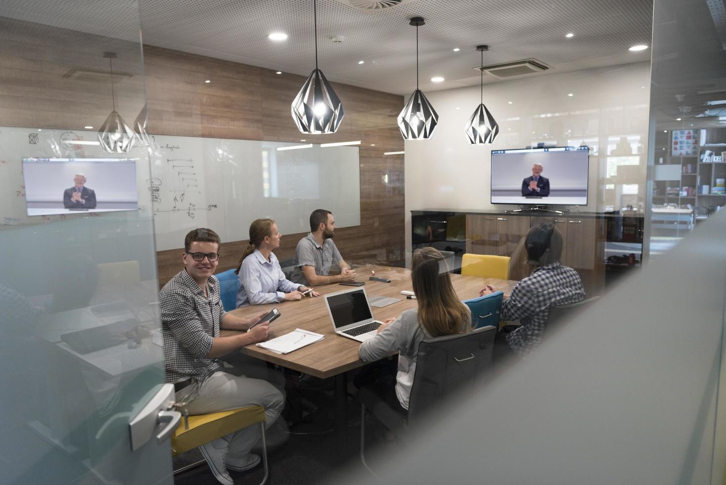 begin omhoog bedrijf mensen groep Bijwonen videoconferentie telefoontje foto