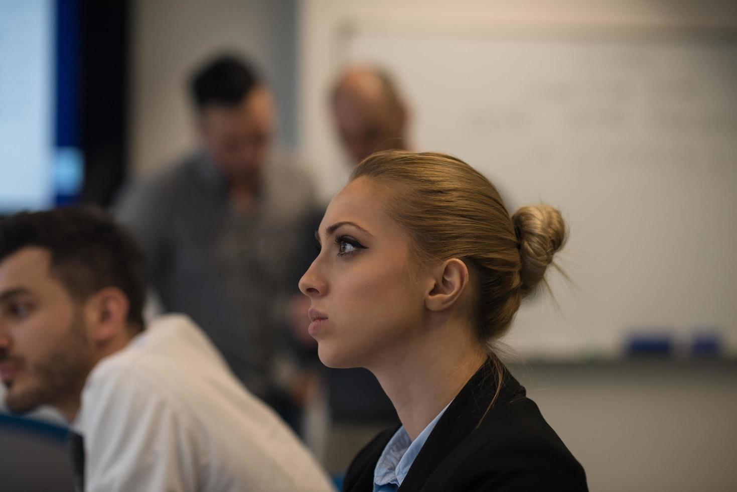 portret van jong bedrijf vrouw Bij kantoor met team Aan vergadering in achtergrond foto