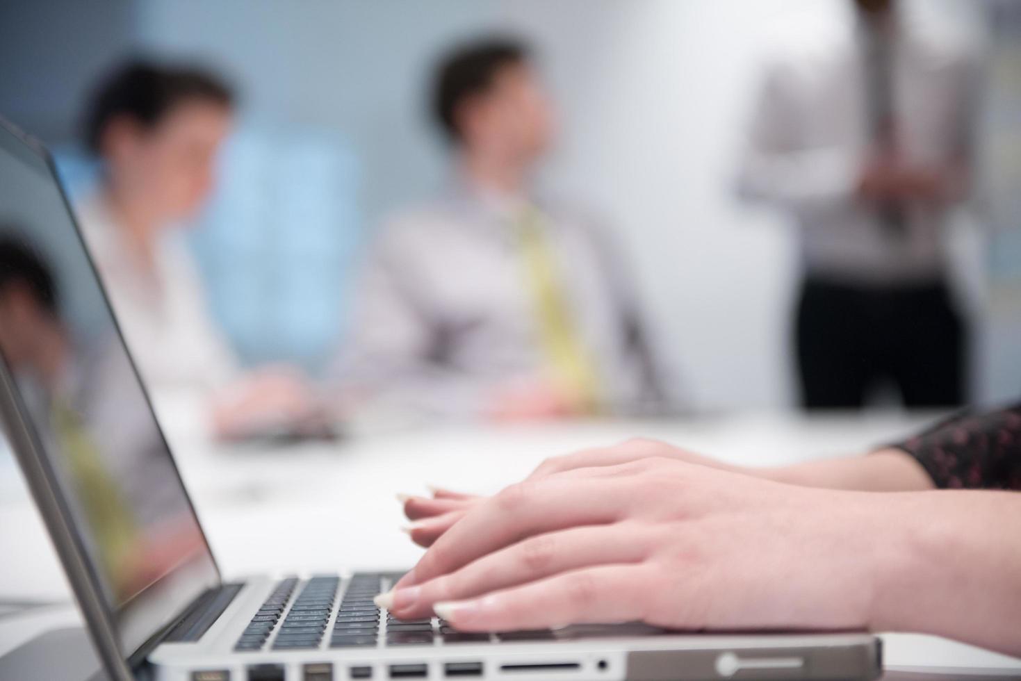 vrouw handen typen Aan laptop toetsenbord Bij bedrijf vergadering foto