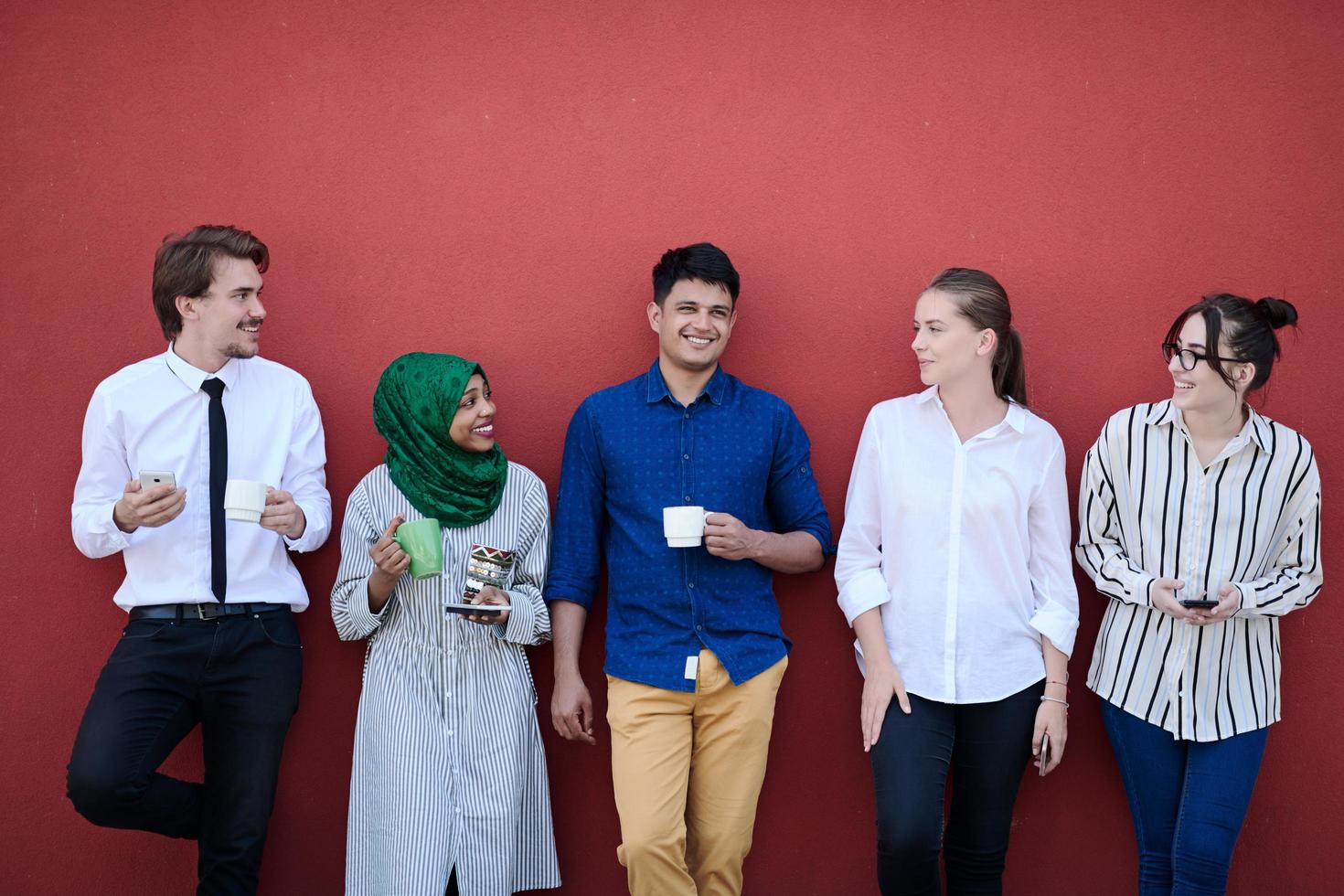 multi-etnisch groep van gewoontjes bedrijf mensen gedurende koffie breken foto