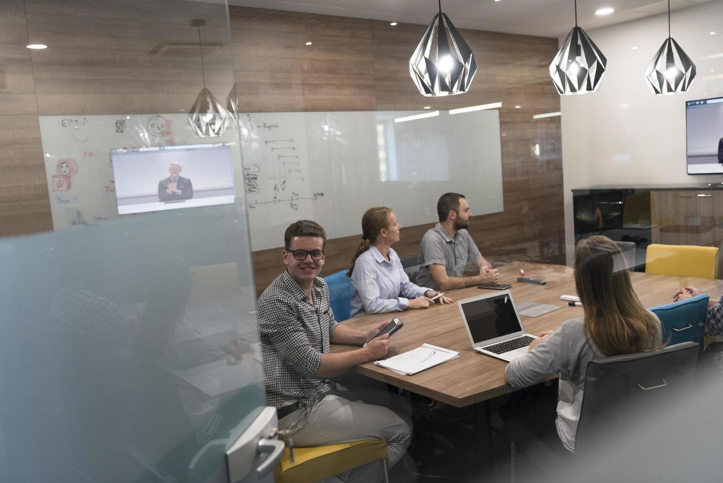 begin omhoog bedrijf mensen groep Bijwonen videoconferentie telefoontje foto