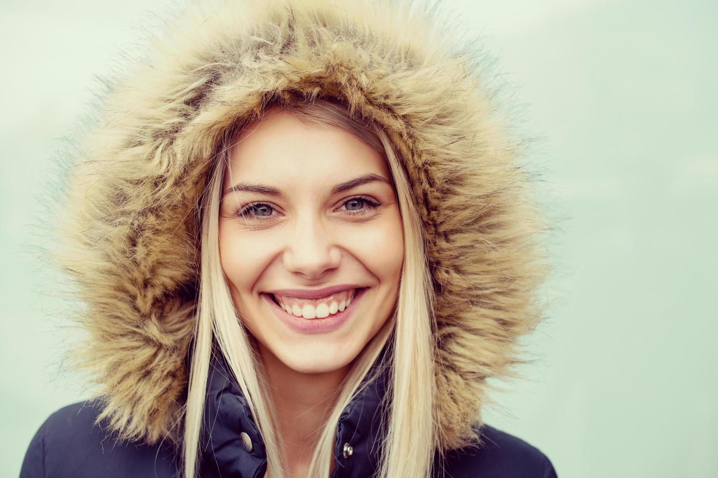 portret van jong blond meisje vervelend winter jasje foto