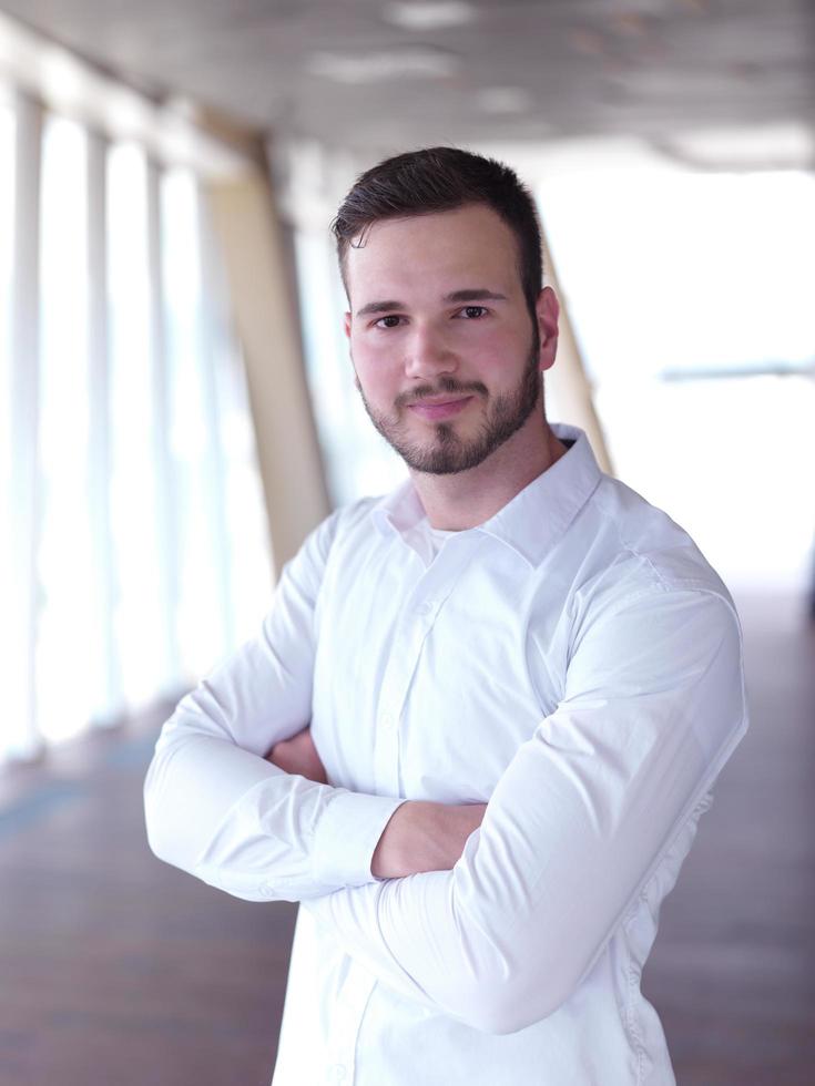 portret van jong bedrijf Mens met baard Bij modern kantoor foto