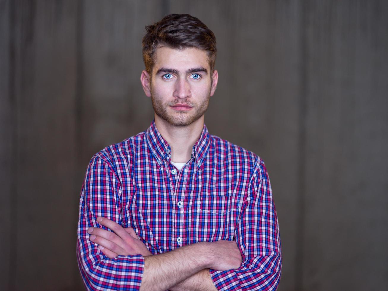 portret van gewoontjes zakenman in voorkant van een beton muur foto