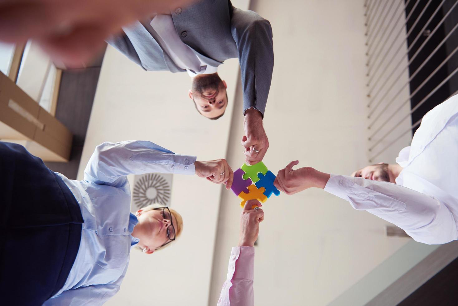 bedrijf mensen groep in elkaar zetten decoupeerzaag puzzel foto