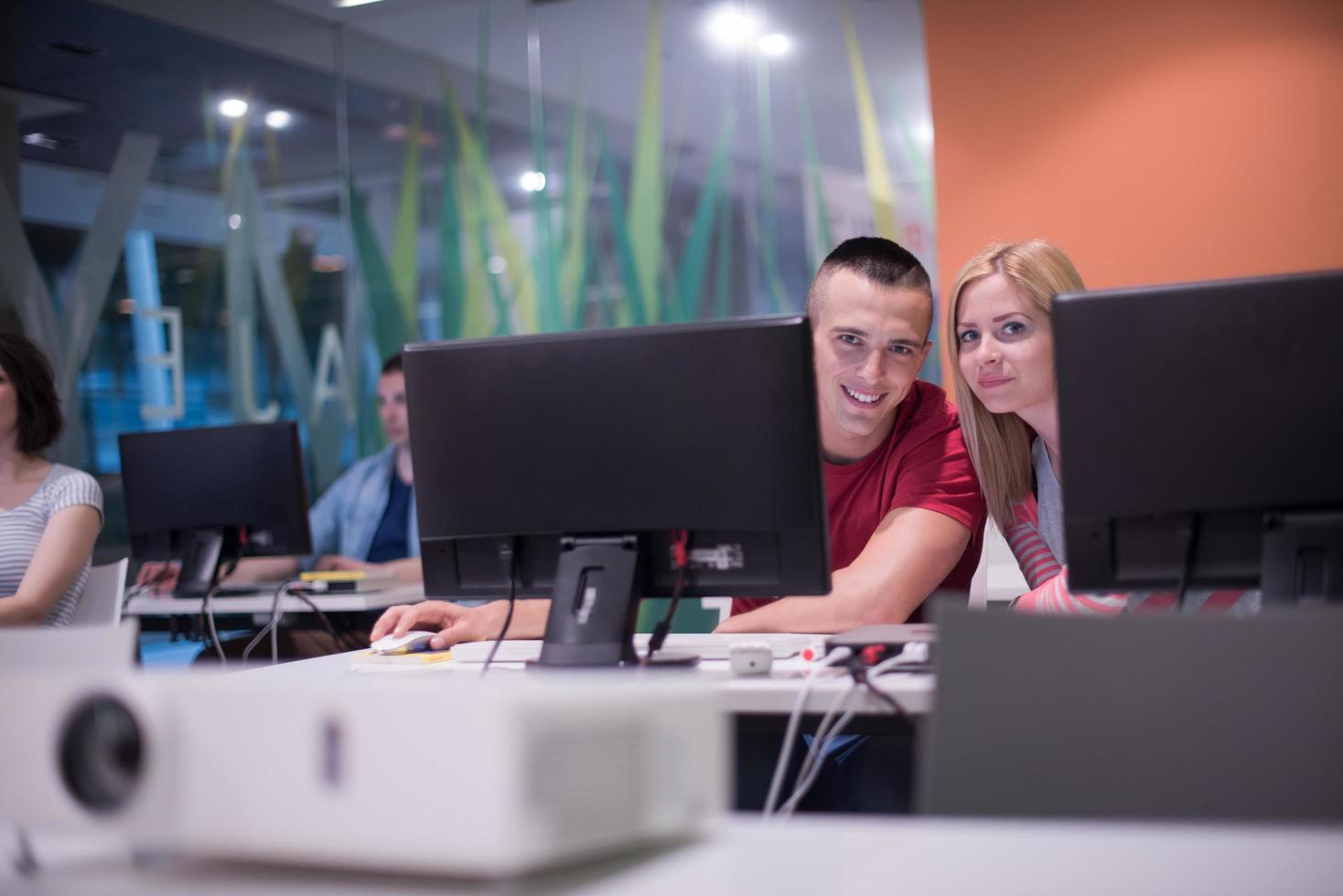 technologie studenten groep in computer laboratorium school- klas foto