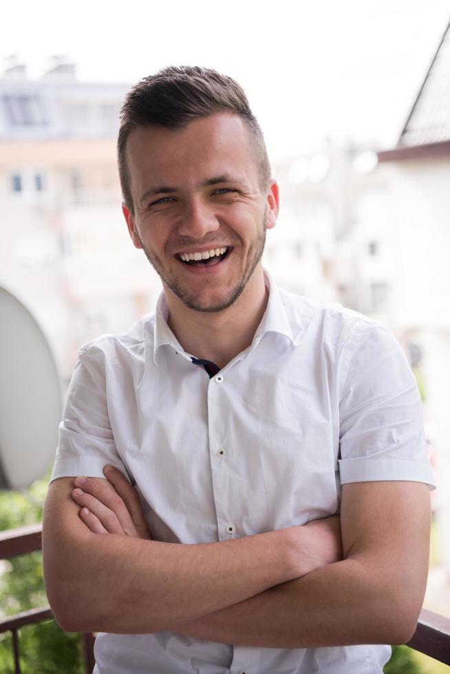 Mens staand Bij balkon foto