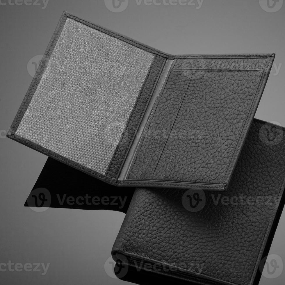 een close-up van een modieuze leren portemonnee op een donkere achtergrond foto