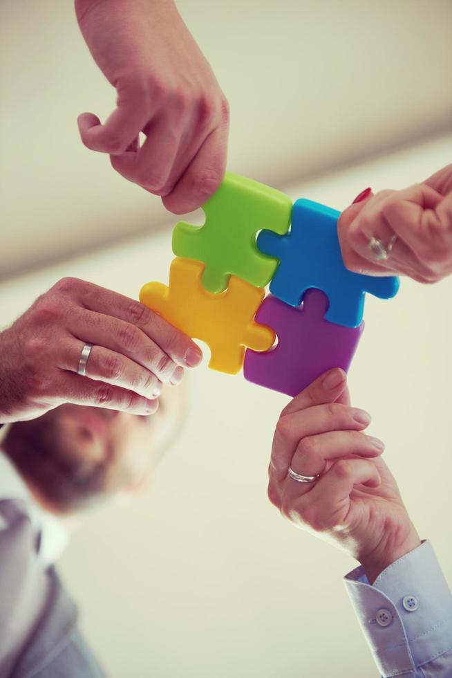 bedrijf mensen groep in elkaar zetten decoupeerzaag puzzel foto