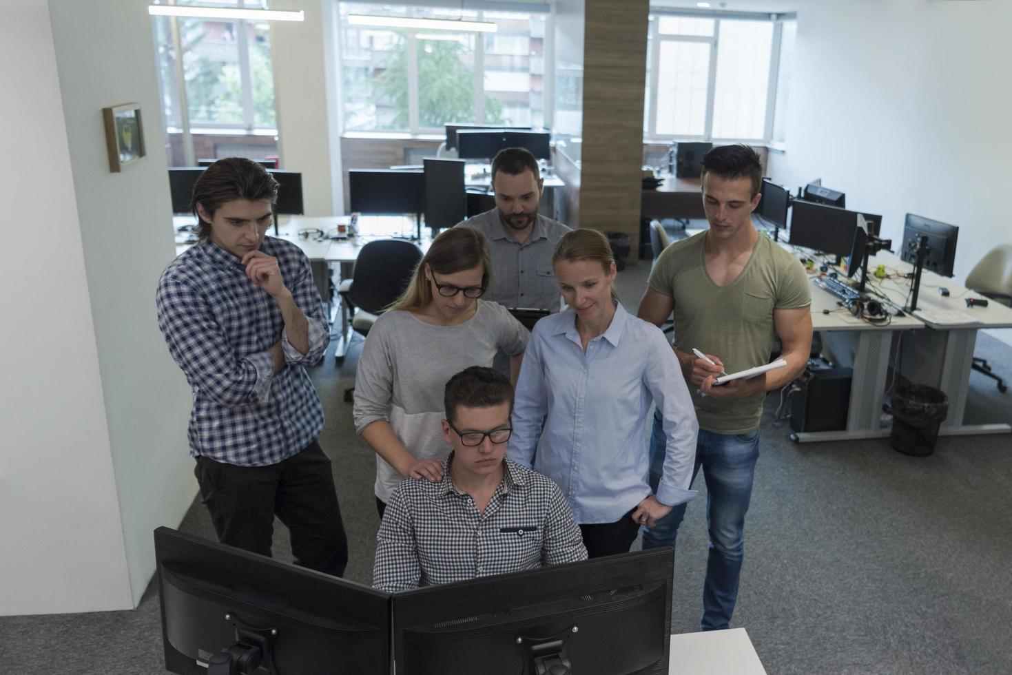 opstarten bedrijf mensen groep werken net zo team naar vind oplossing foto