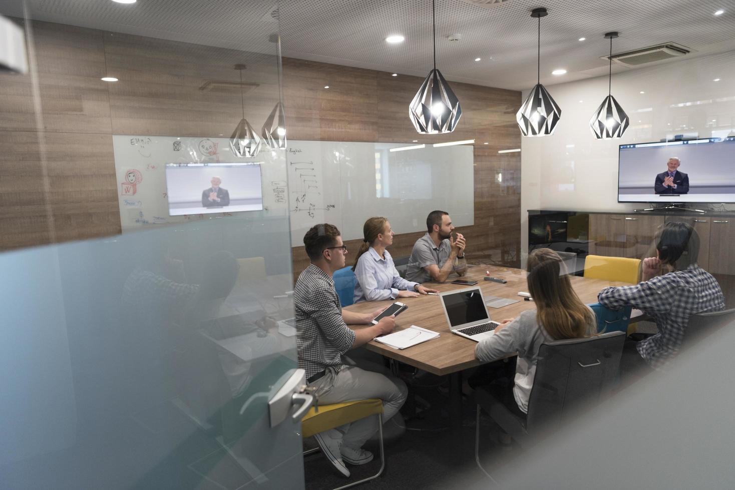 begin omhoog bedrijf mensen groep Bijwonen videoconferentie telefoontje foto