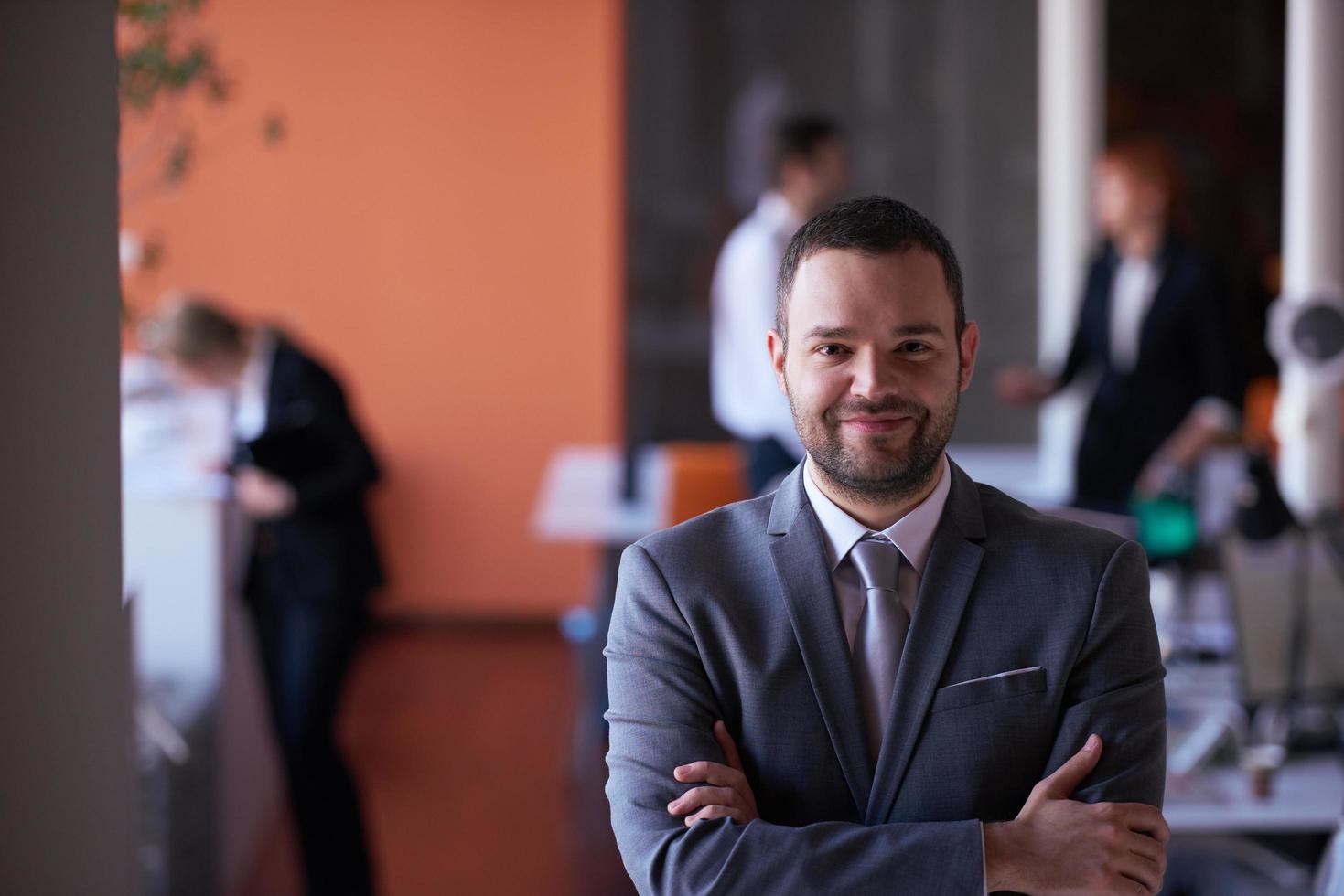 jong bedrijf Mens portret Bij modern kantoor foto