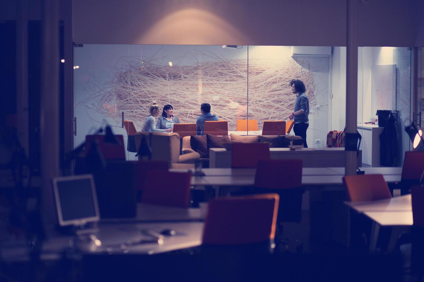 zakelijk team tijdens een vergadering in een modern kantoorgebouw foto