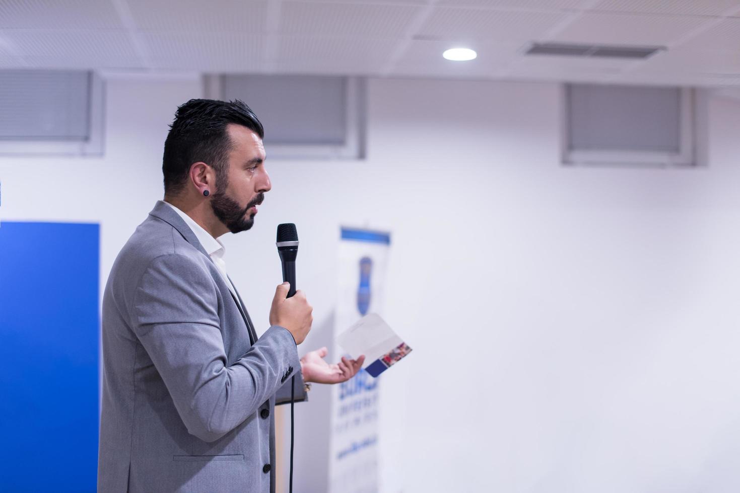 geslaagd zakenman geven presentaties Bij conferentie kamer foto