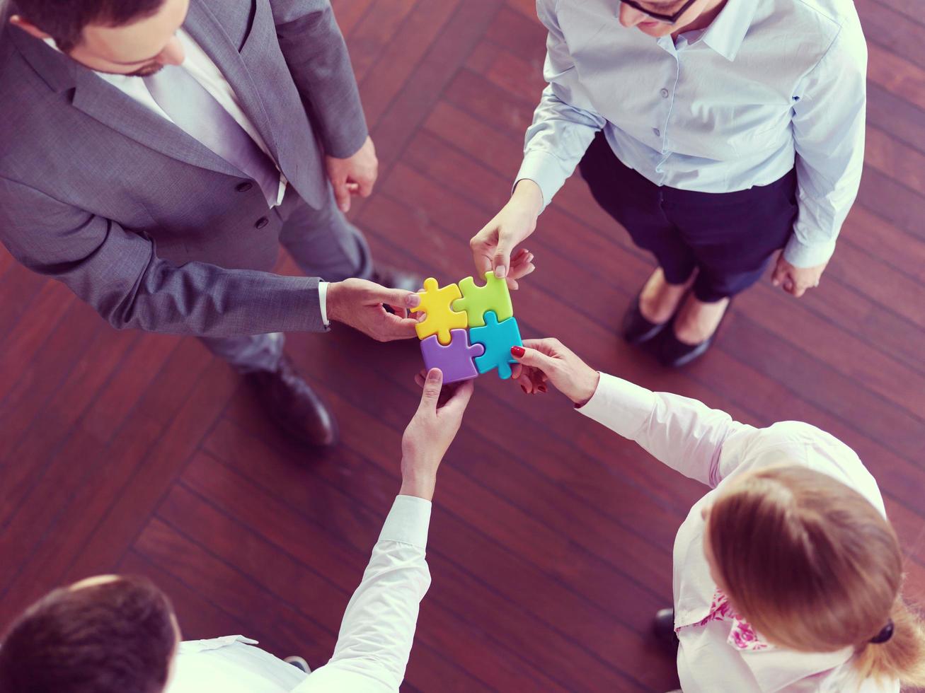 bedrijf mensen groep in elkaar zetten decoupeerzaag puzzel foto