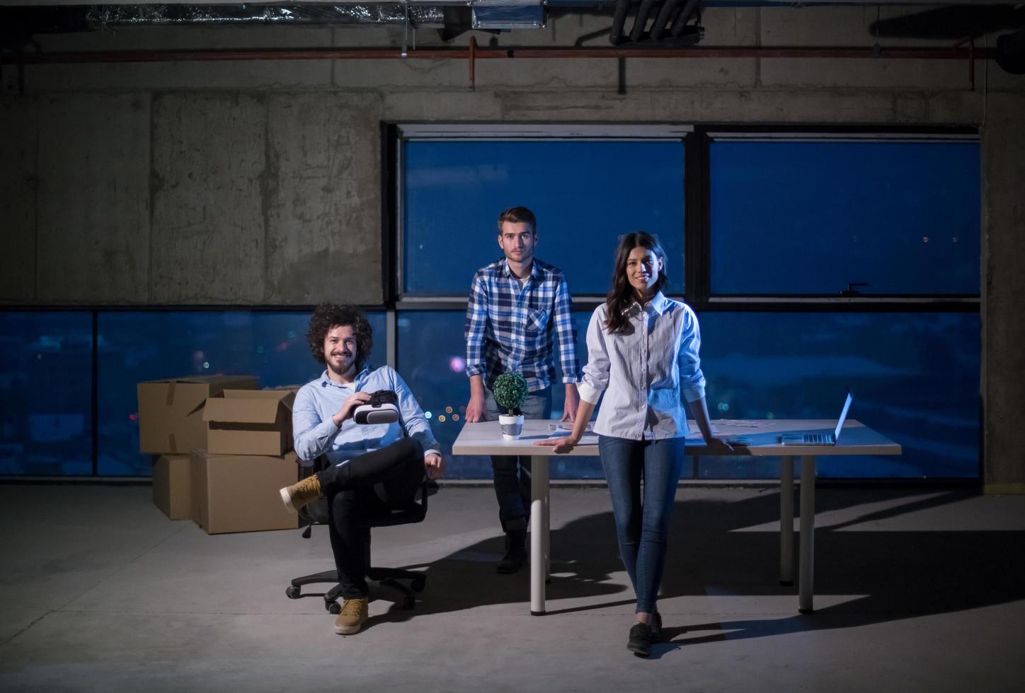 bedrijf mensen in groep, architect en ingenieur Aan bouw plaats foto